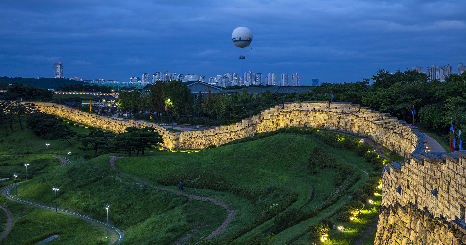  수원화성 돌담이 길게 펼쳐진 야경 사진