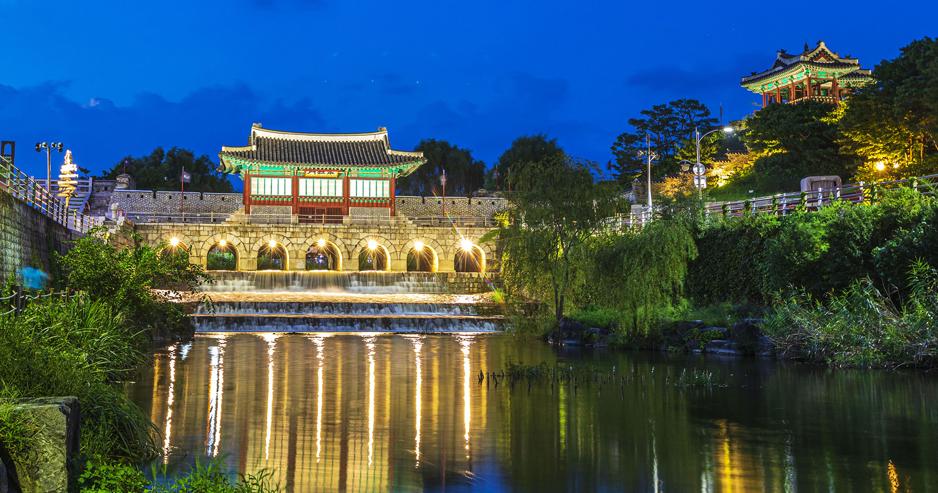 수원천 돌다리에서 바라본 화홍문 야경