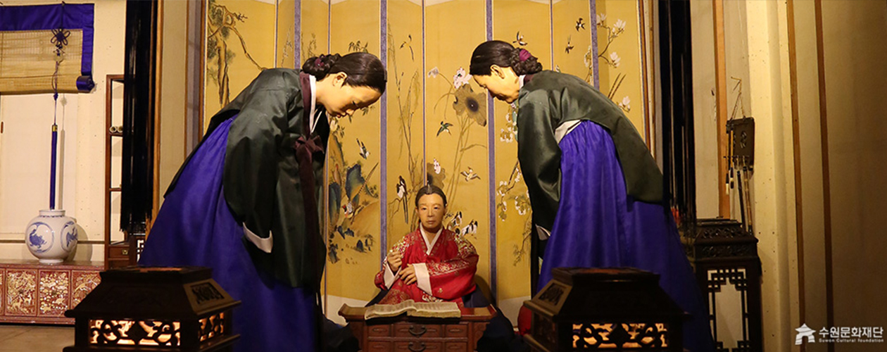 장락당 건물 실내 방에 책을 펴놓은 혜경궁 홍씨와 궁녀 두명의 밀랍인형 사진