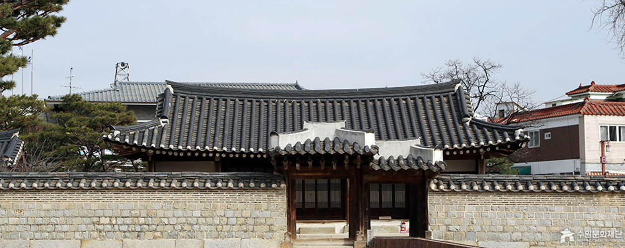 재실 바깥 담장 입구 사진
