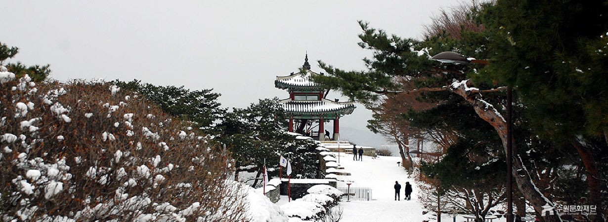 수원화성 설경과 관광객 사진