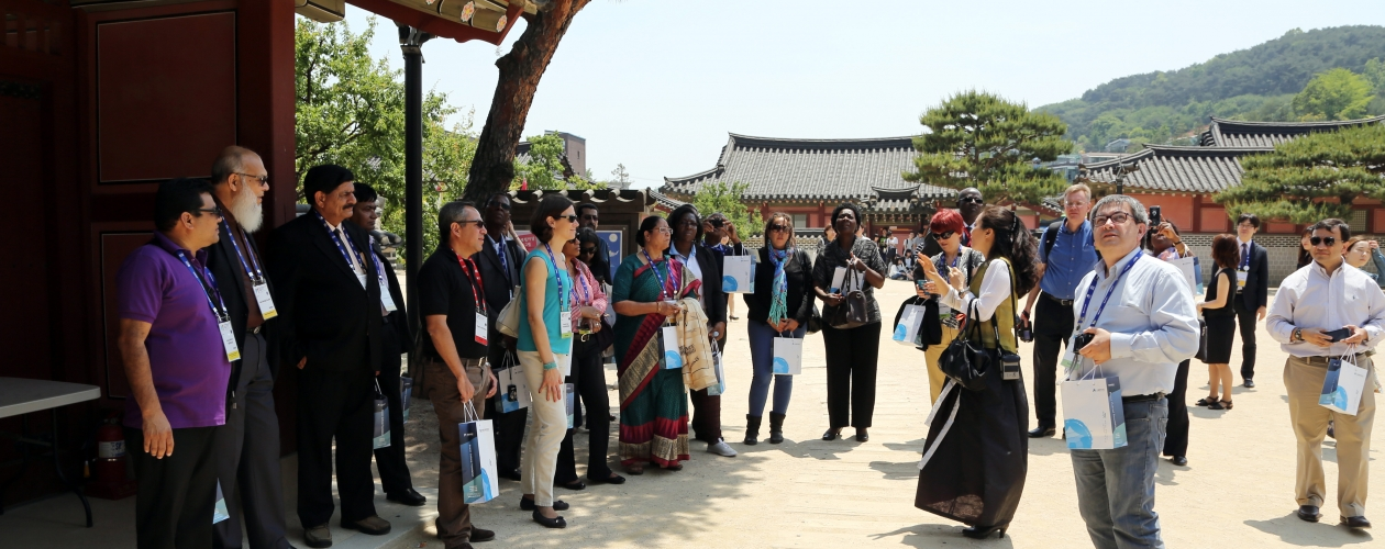 문화관광해설사의 설명을 듣고 있는 외국인 관광객들 사진