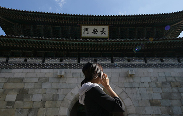 수원화성문 정면에서 프로그램을 즐기는 여성 사진